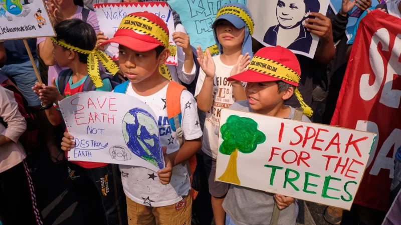Παιδάκια Στην Ινδονησία “Διαμαρτύρονται” Για Το Κλίμα